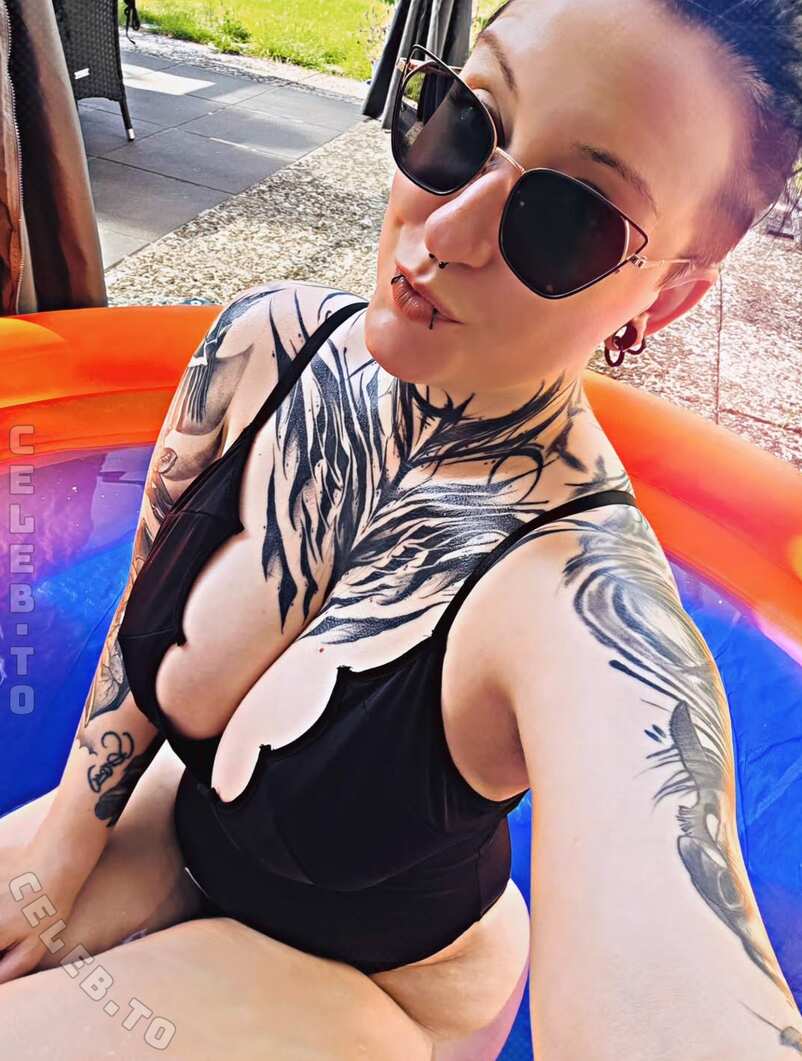 Skelli nude photo 1