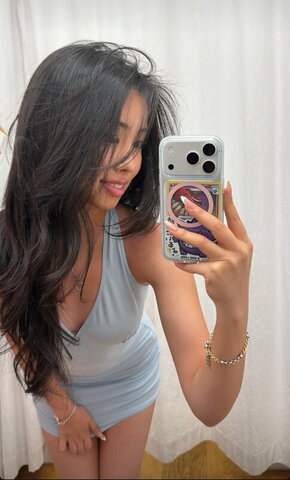 Skylar Yun nude photo 2