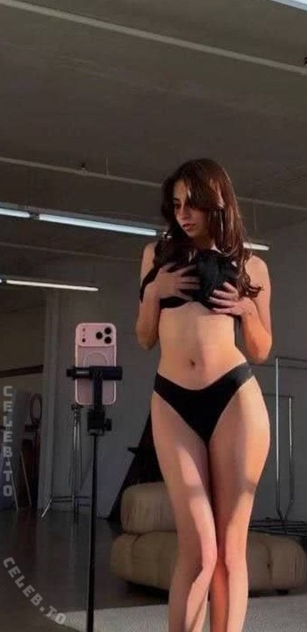 Slayeas nude photo 4