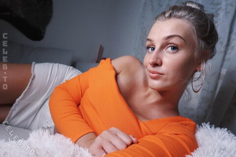 Slimladysashka nude photo 4
