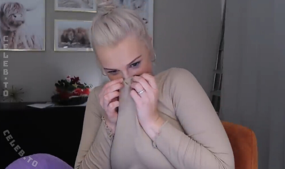 Slimladysashka nude photo 2