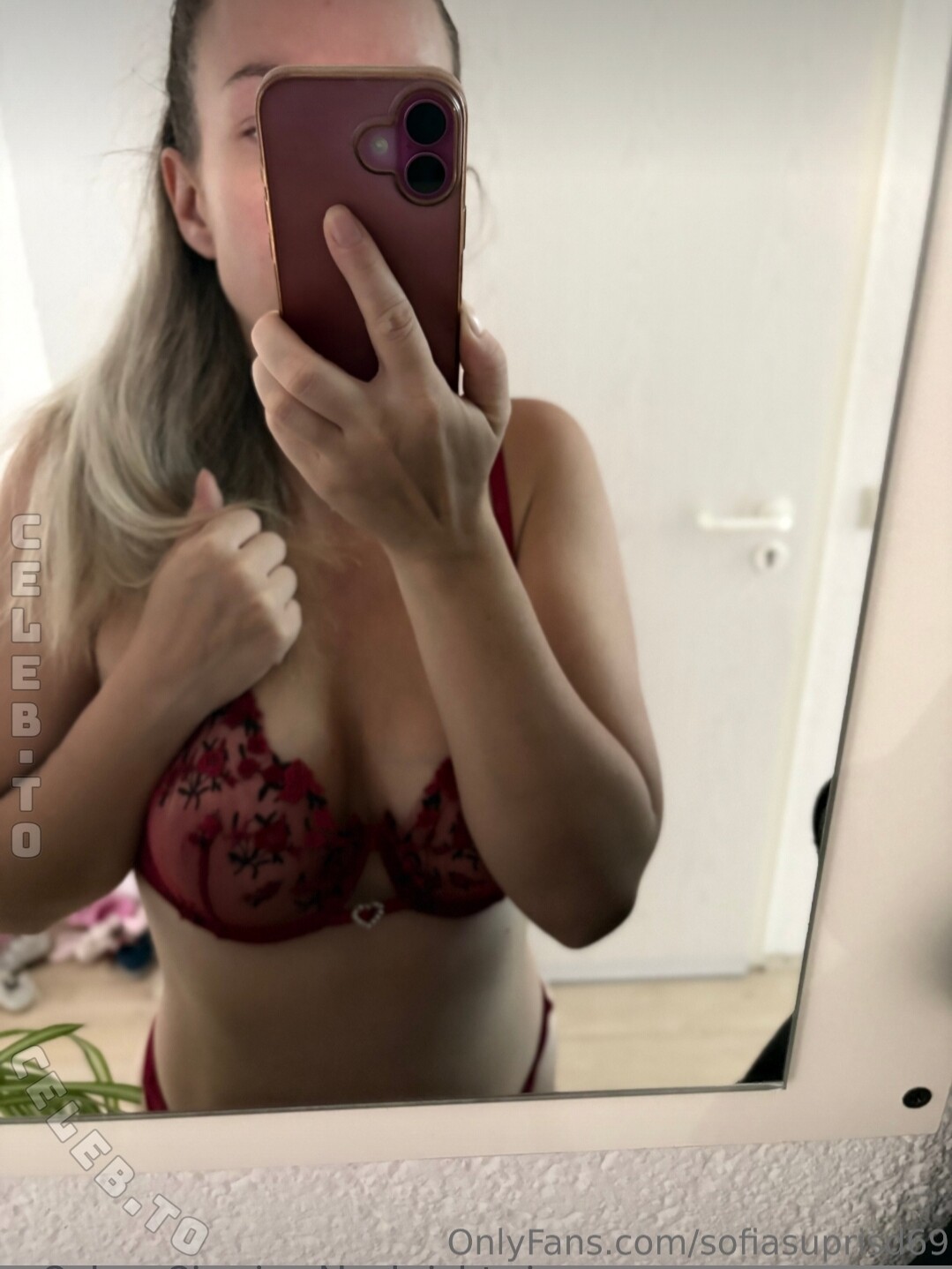 sofiasuprisd69 nude photo 1