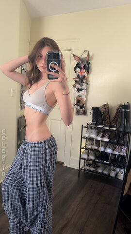 soggyalien22 nude photo 10
