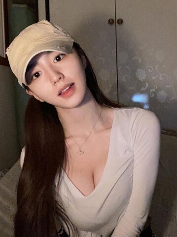 Sohyun nude photo 1