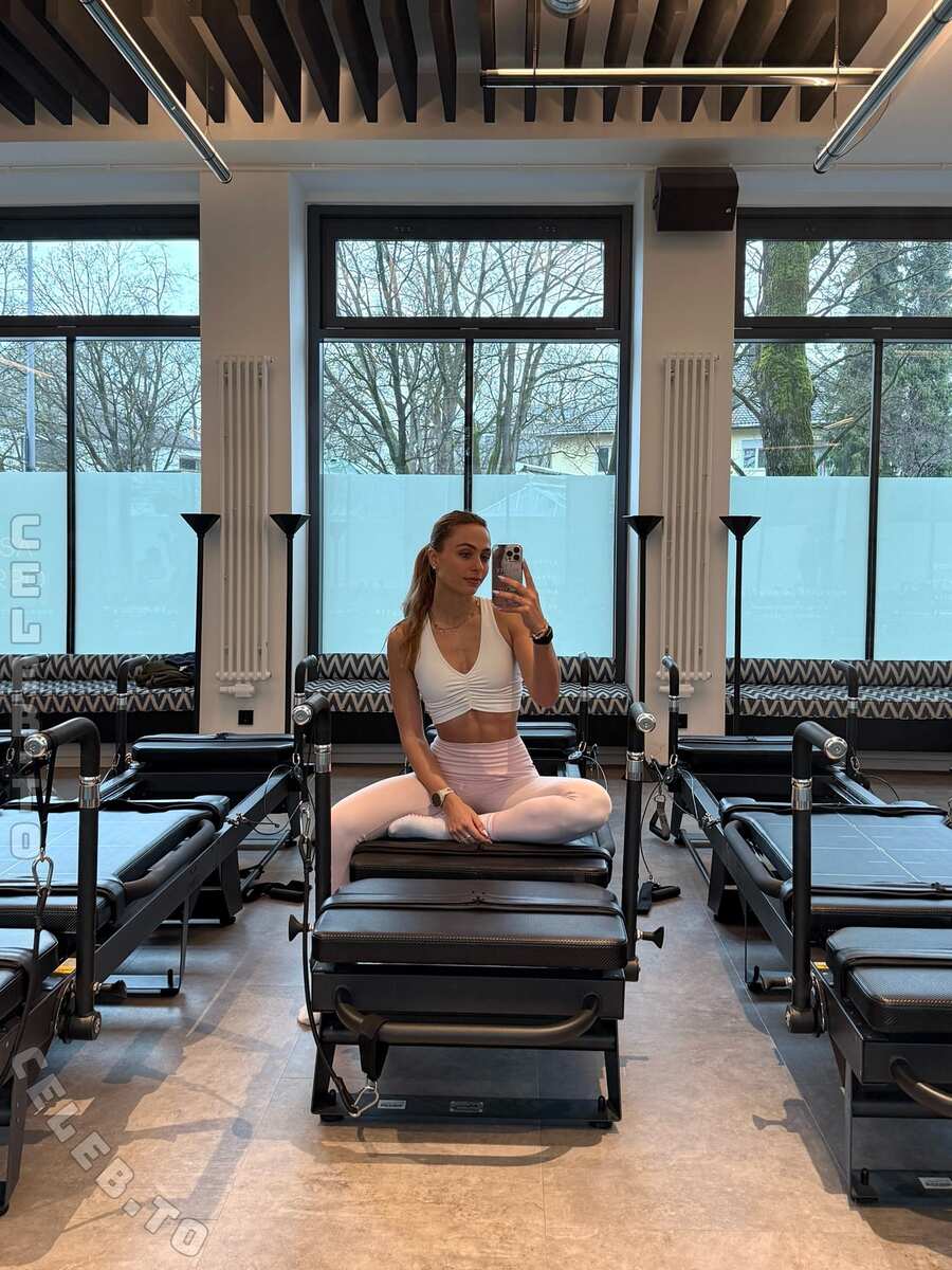 Sophia Flörsch nude photo 2