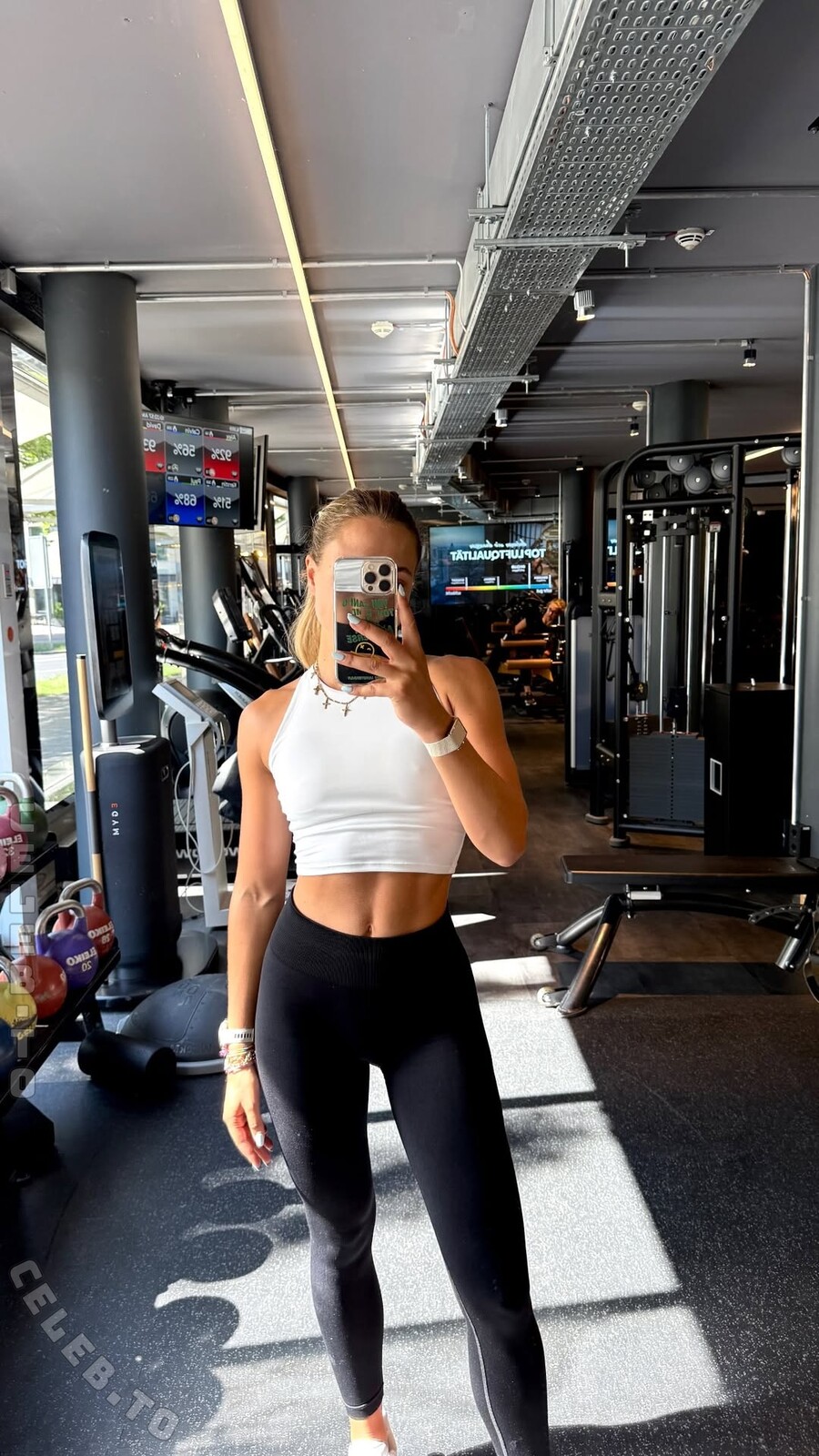 Sophia Flörsch nude photo 3
