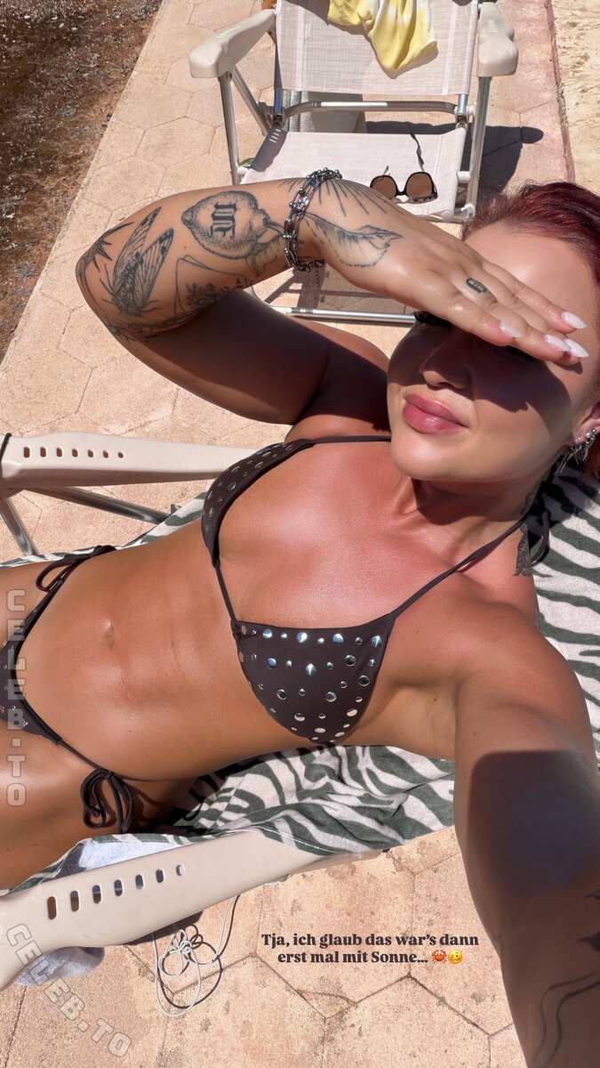 Sophia Thiel nude photo 1