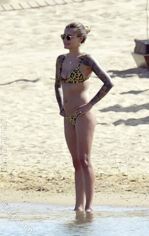 Sophia Thomalla nude photo 26