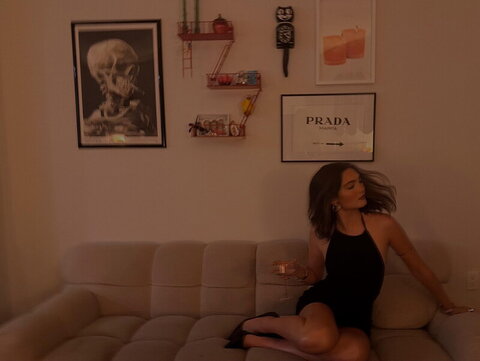 Sophia Woodward nude photo 1