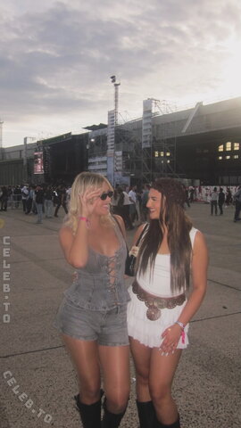 Sophiaaperlaa – Sophie and friend in provocative outfits