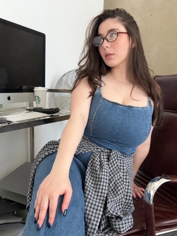 Sophie Bell nude photo 5