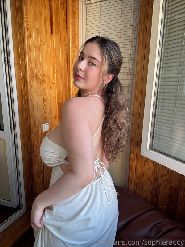 Sophie Bell nude photo 5