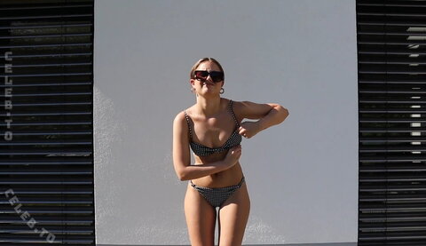 Sophie Breuer nude photo 46