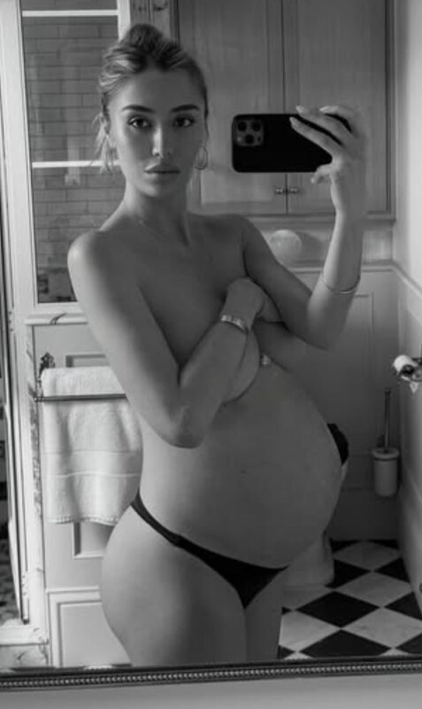 Sophie Habboo nude photo 1