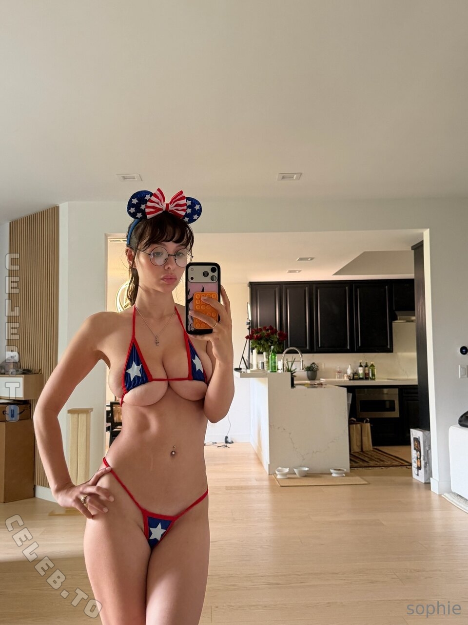 Sophie Mudd nude photo 8