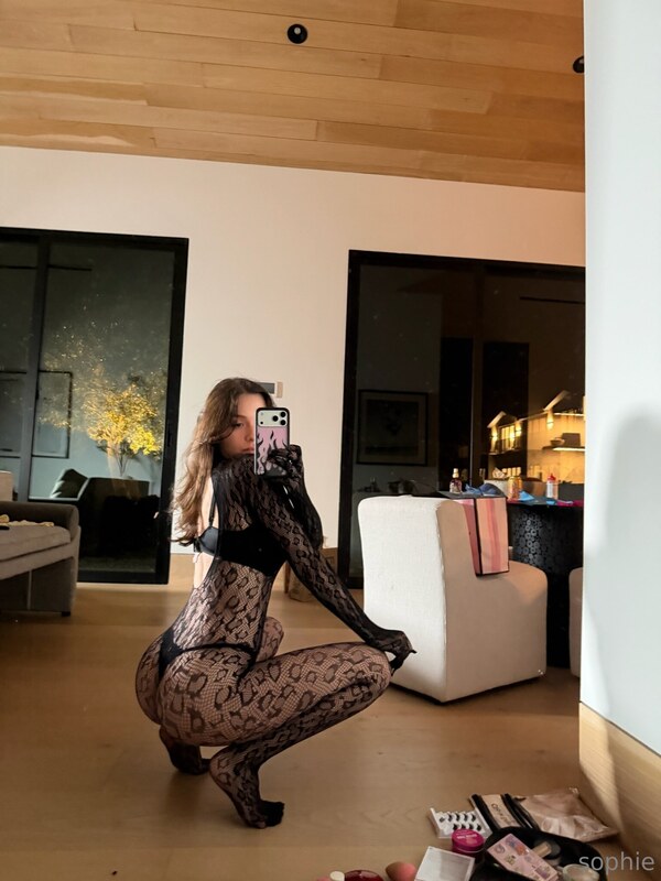 Sophie Mudd nude photo 5