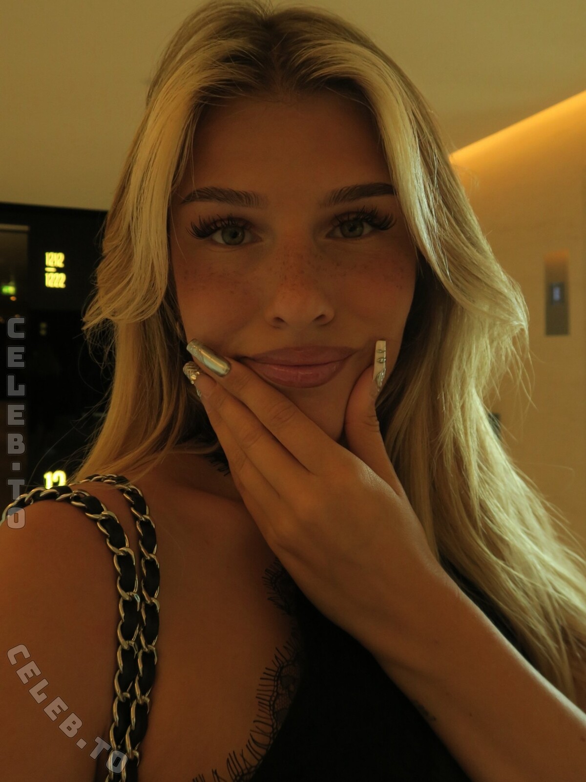 Sophie Schnur nude photo 1