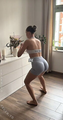 Sophie Scholz nude photo 13