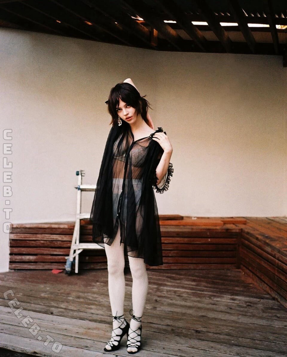 Sophie Thatcher nude photo 6
