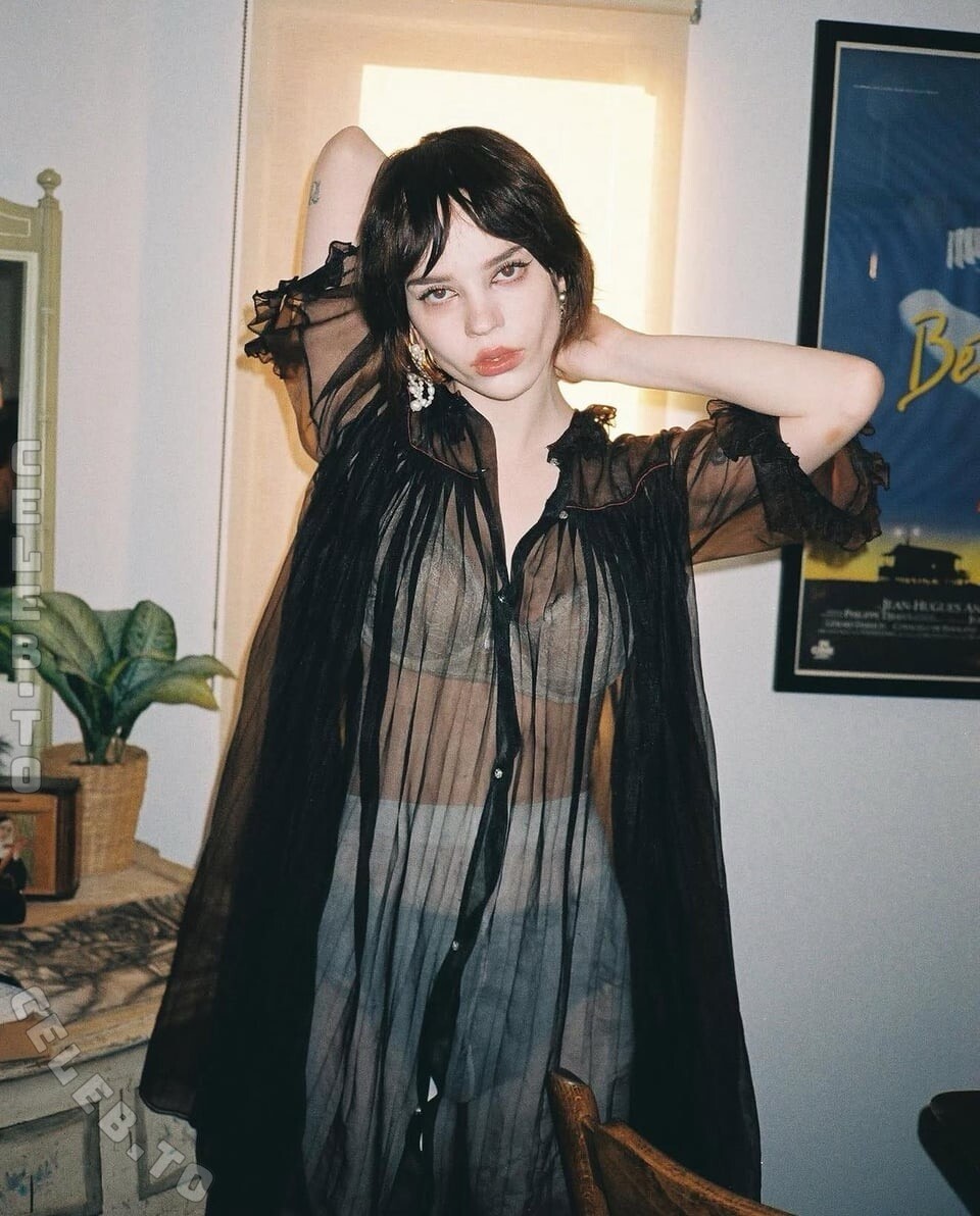 Sophie Thatcher nude photo 7