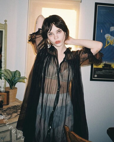 Sophie Thatcher nude photo 27