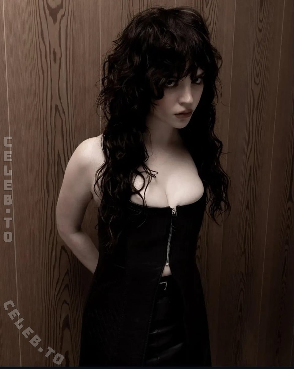 Sophie Thatcher nude photo 9