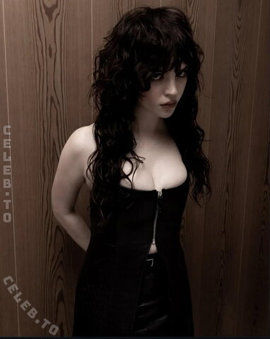 Sophie Thatcher nude photo 25
