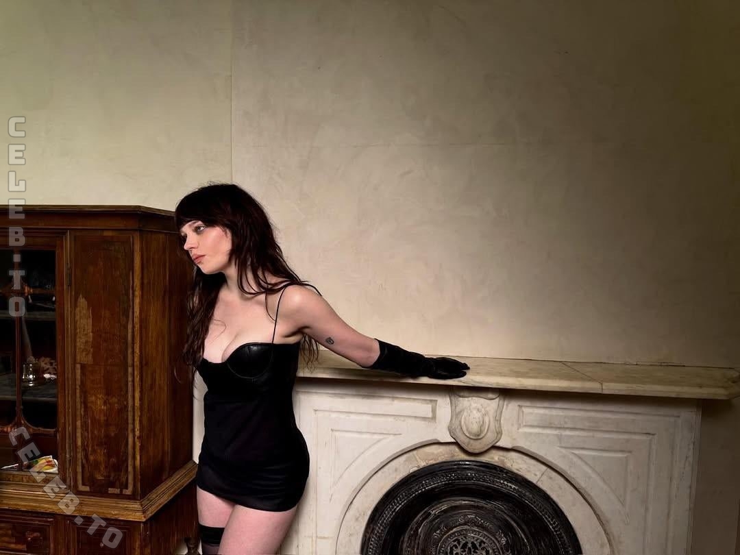 Sophie Thatcher nude photo 11