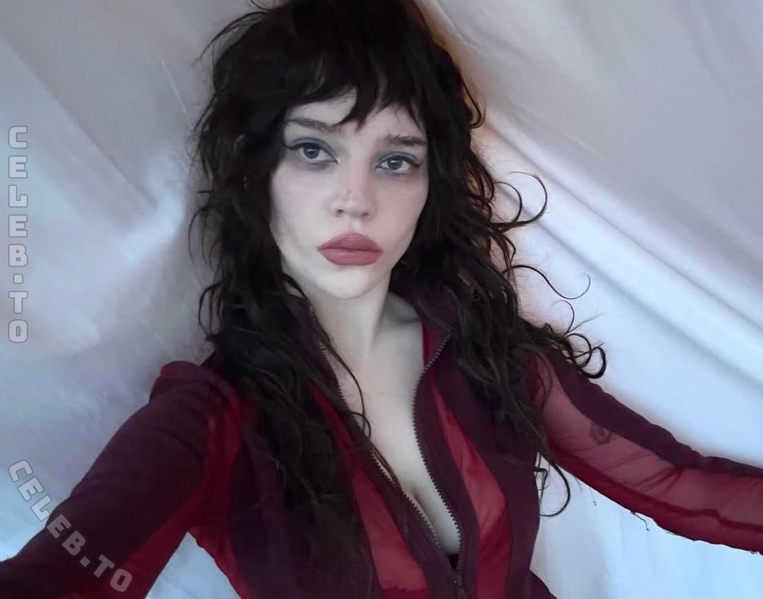 Sophie Thatcher nude photo 22