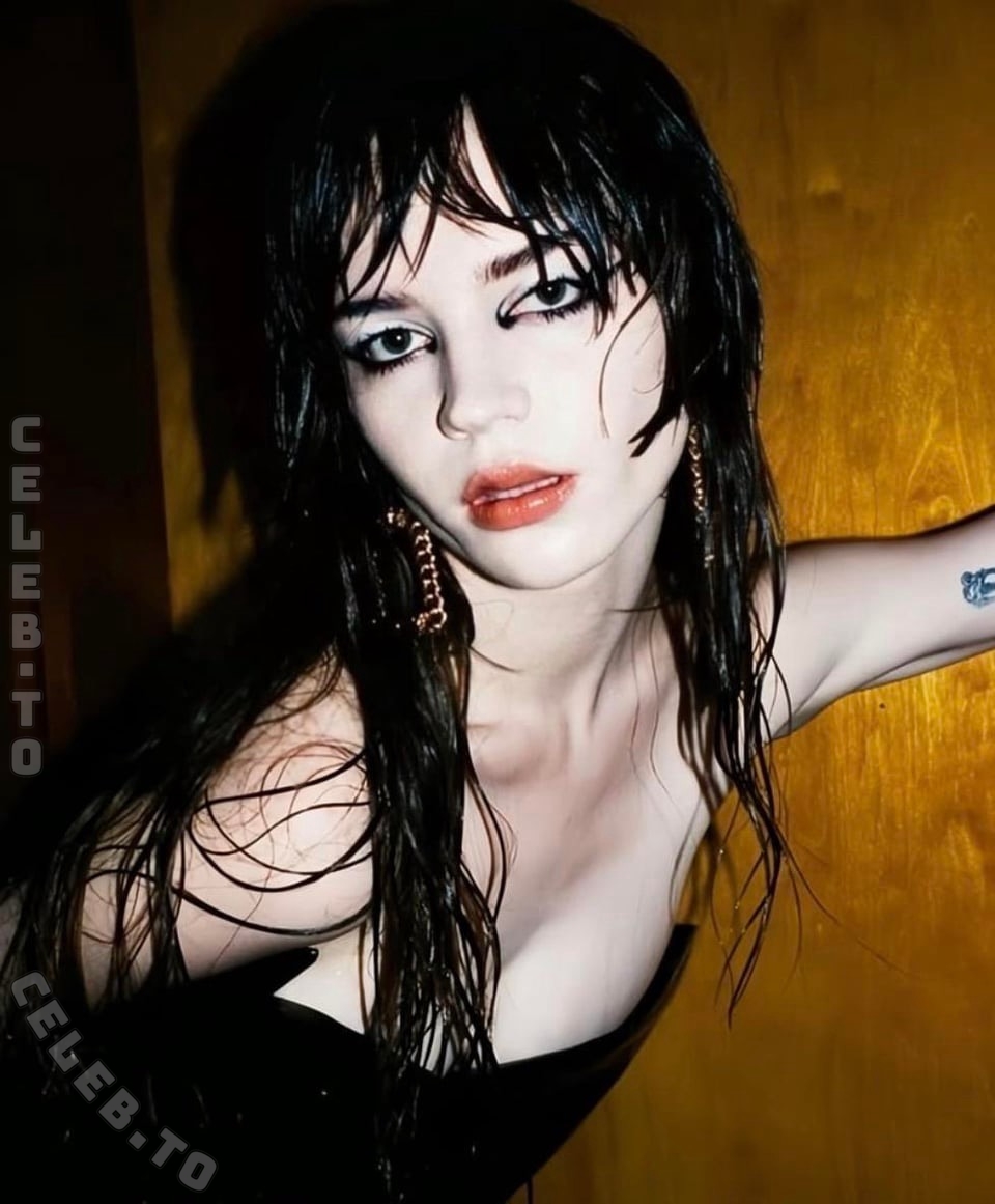 Sophie Thatcher nude photo 24