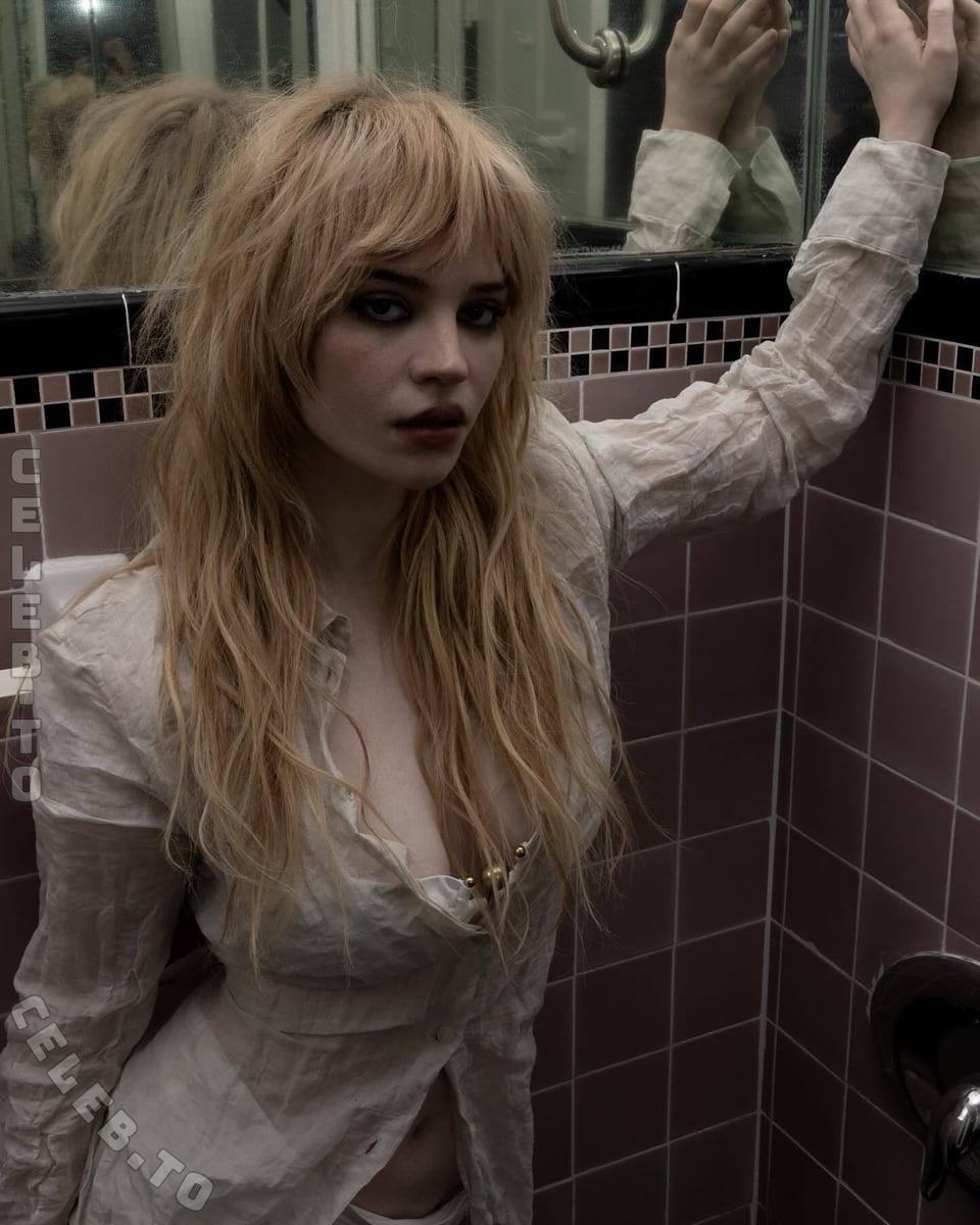 Sophie Thatcher nude photo 28