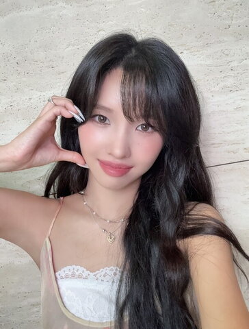 Soyeon New (2 photos)