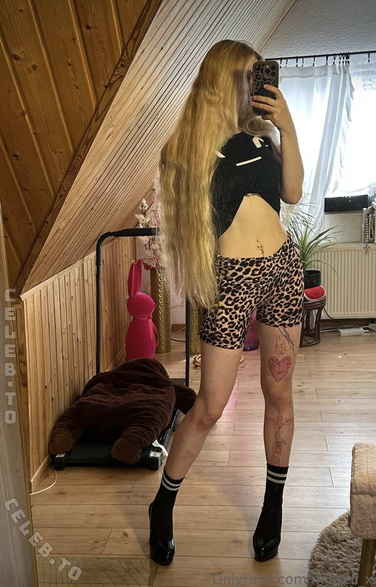 spicyeli nude photo 2