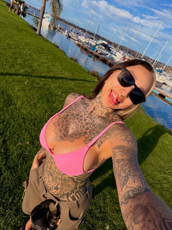Split_tongue_bri nude photo 1