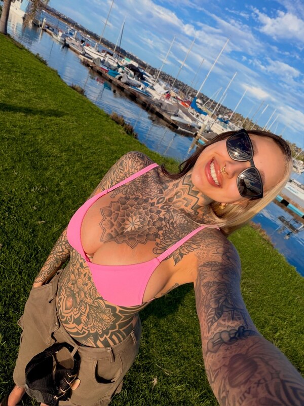 Split_tongue_bri nude photo 2