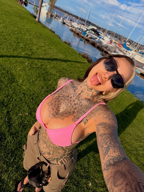 Split_tongue_bri nude photo 3