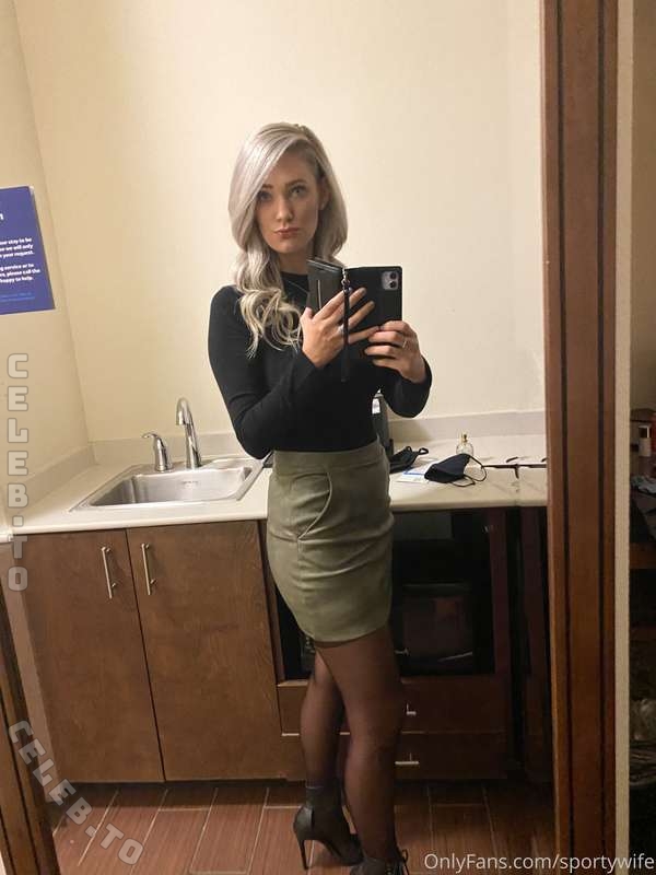 SportyWife nude photo 6