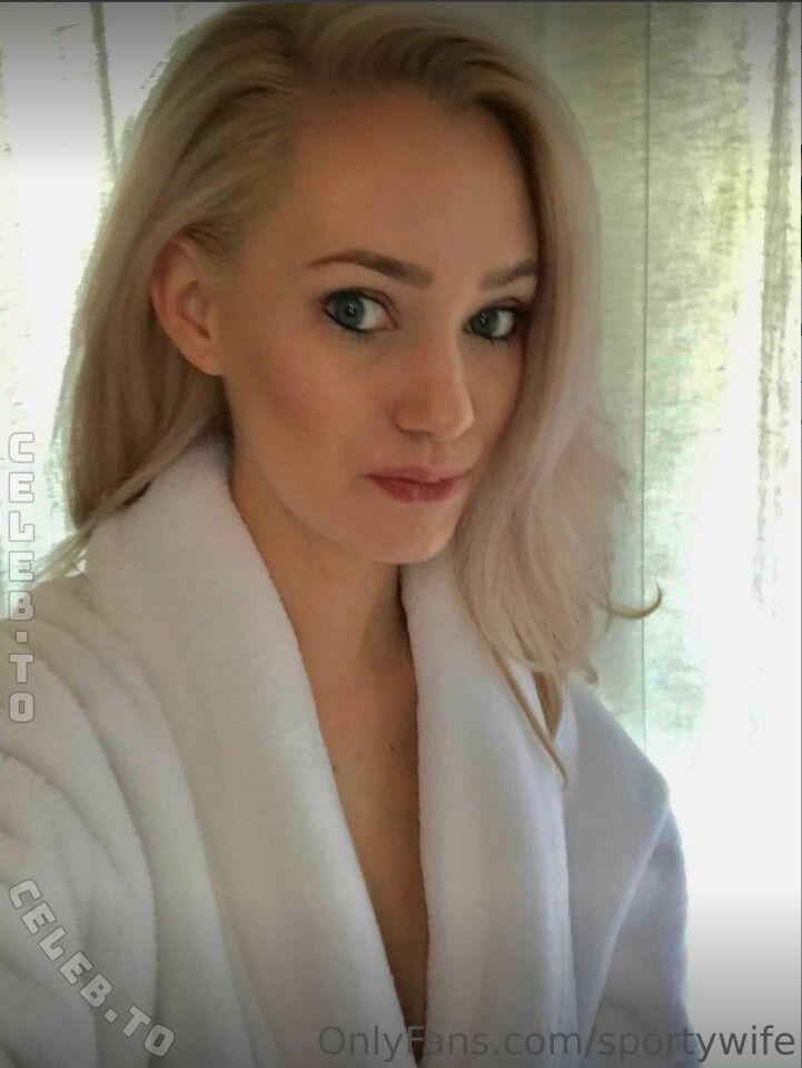 SportyWife nude photo 23