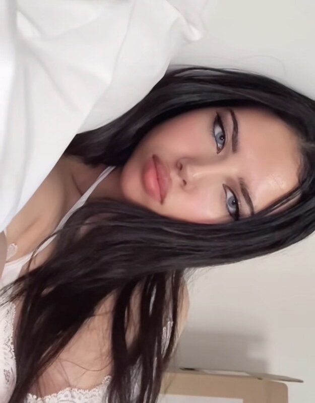 ssxcszz nude photo 2