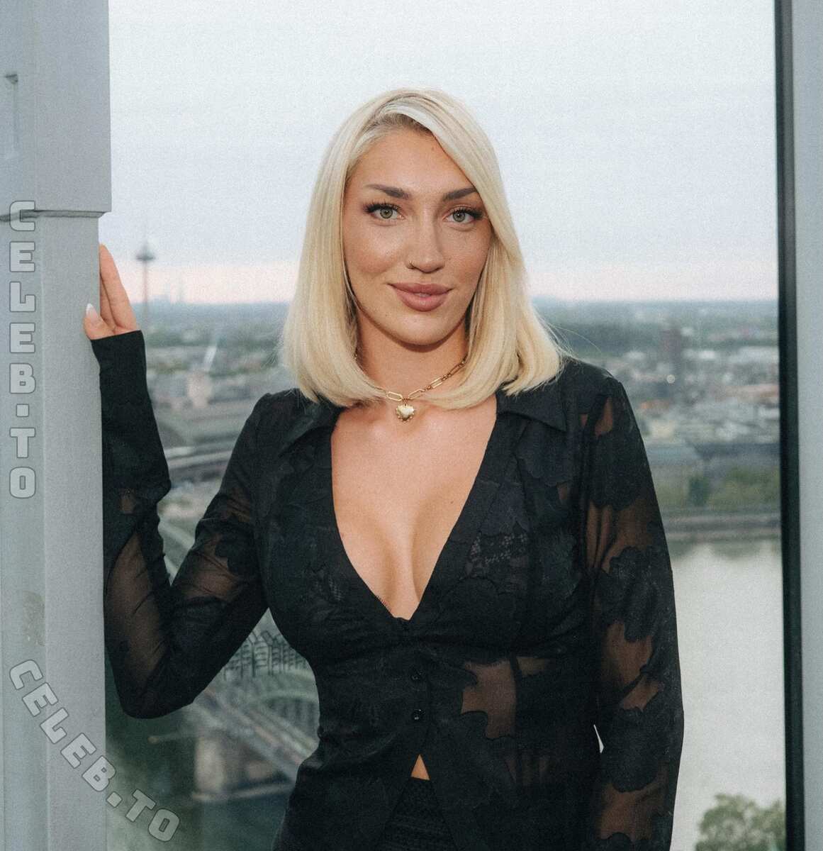 Starletnova nude photo 3