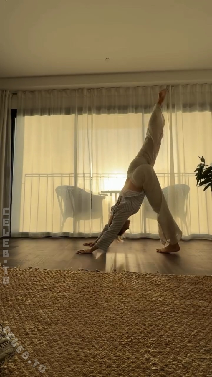 Ste28a nude photo 4