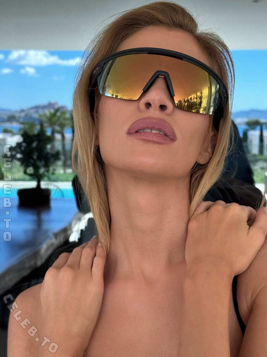 Stella Maxwell nude photo 8