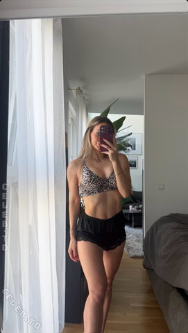 Stephanie Baessler nude photo 8