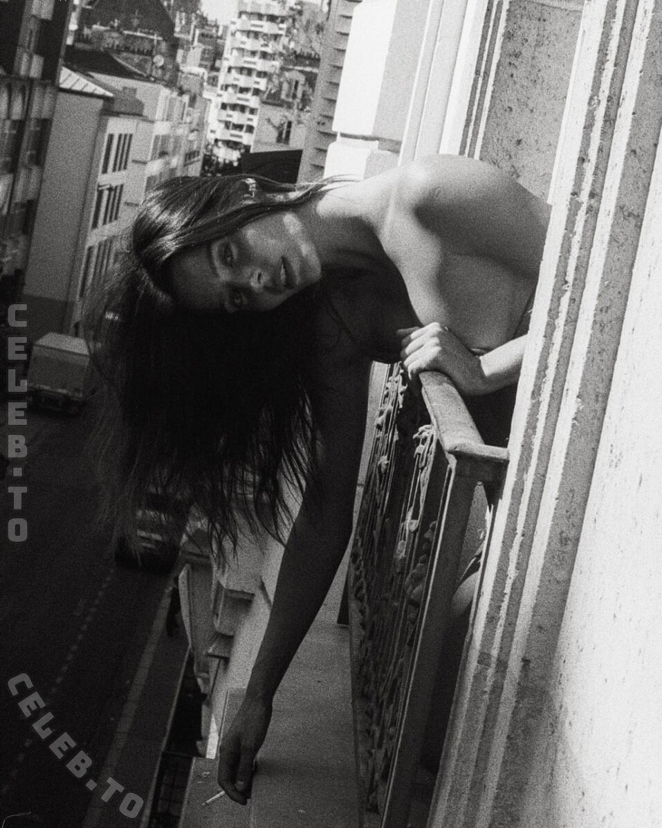 Stephanie Mandich nude photo 2
