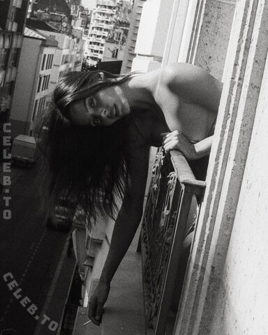 Stephanie Mandich nude photo 3