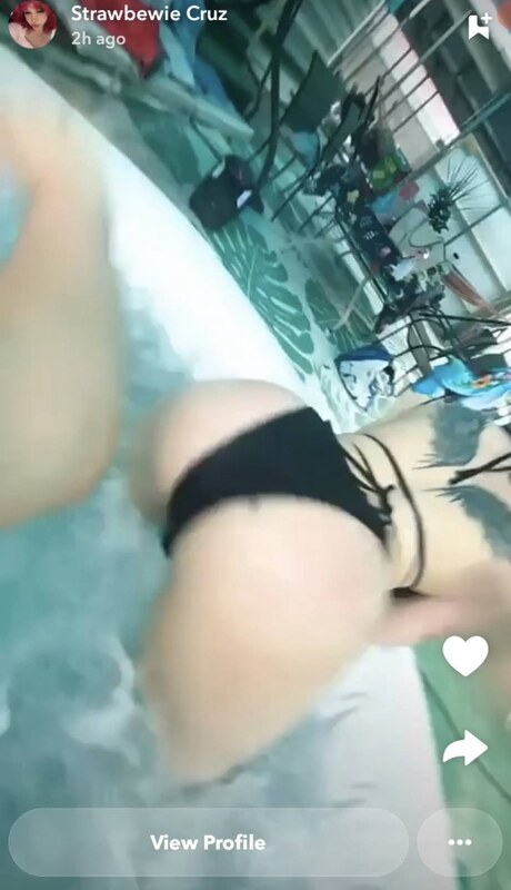 Strawbewie_buni nude photo 2