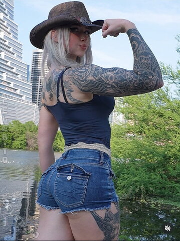 StrongWaifu photo 4