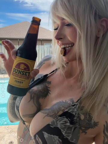 StrongWaifu – few pics from her insta