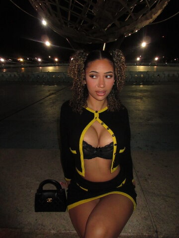 Stunna Sandy Hot (4 photos)