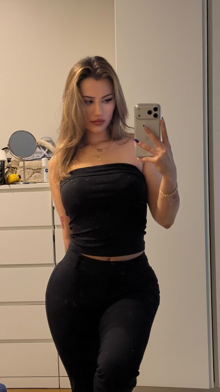 Su Balcı nude photo 1